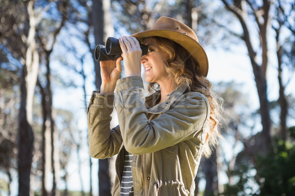 Mujer binoculares forestales árbol naturaleza luz Foto stock © wavebreak_media