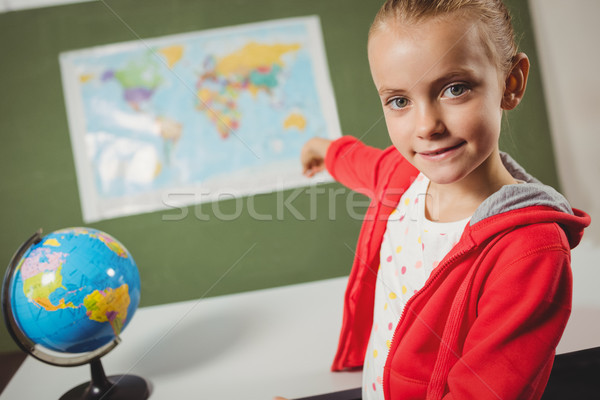 Meisje wijzend wereldkaart school wereldbol kaart Stockfoto © wavebreak_media