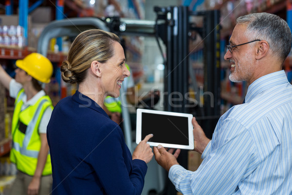 Foto stock: Gente · de · negocios · mirando · tableta · sonriendo · almacén