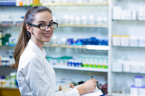 Farmaceuta piśmie schowek apteki portret dziewczyna Zdjęcia stock © wavebreak_media