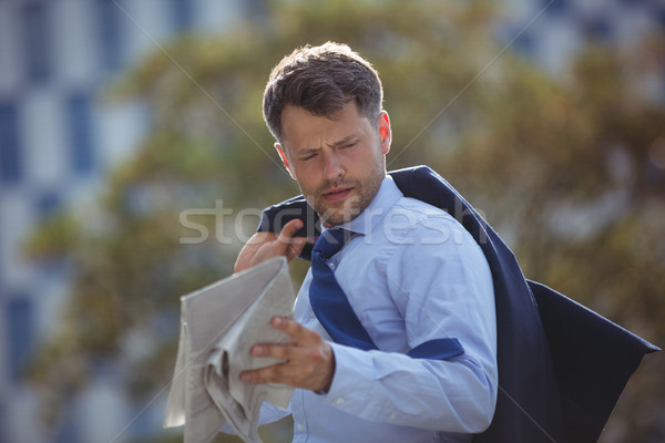 Stockfoto: Knap · zakenman · lezing · krant · kantoorgebouw · business