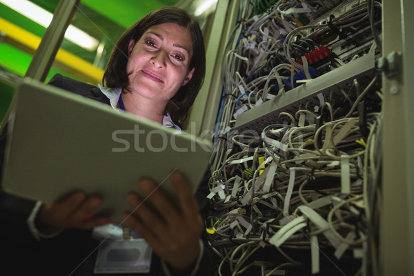 Technicien numérique comprimé serveur chambre femme [[stock_photo]] © wavebreak_media