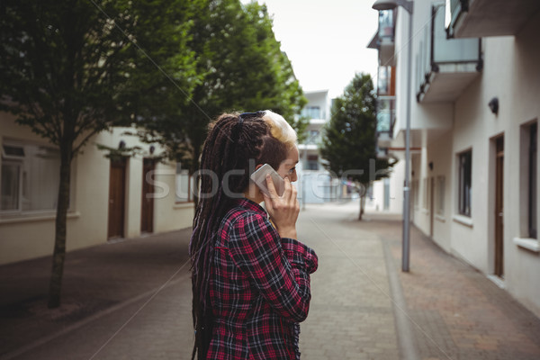 Kobieta mówić telefonu komórkowego ulicy szczęśliwy komunikacji Zdjęcia stock © wavebreak_media