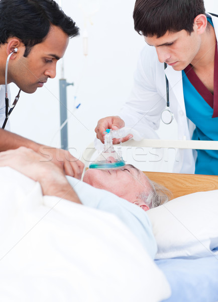 Stok fotoğraf: Doktor · oksijen · maskesi · kıdemli · hasta · hastane · oda