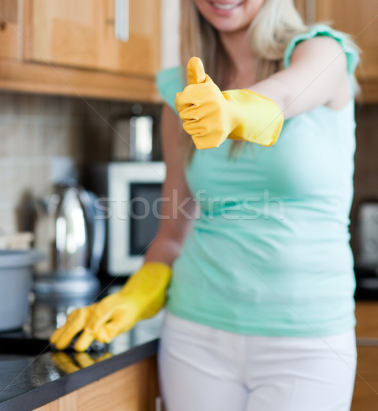 Mosolygó nő hüvelykujj felfelé takarítás konyha otthon Stock fotó © wavebreak_media