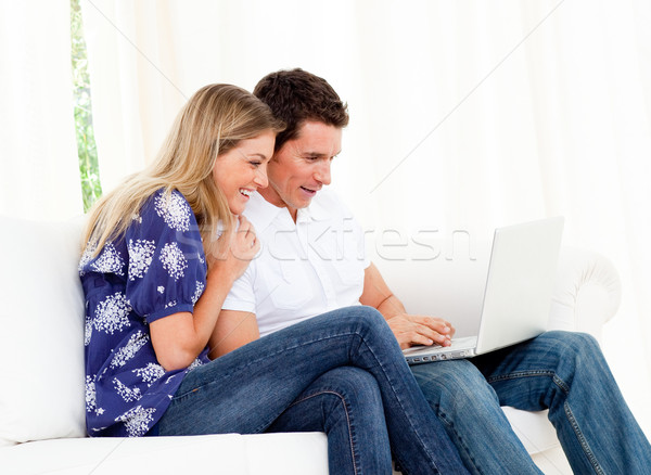 Cuplu folosind laptop şedinţei canapea acasă femeie Imagine de stoc © wavebreak_media