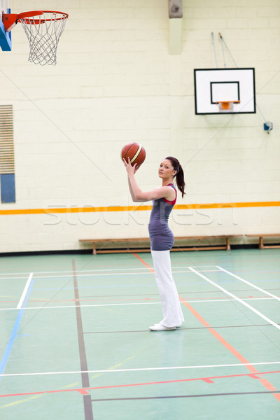 Foto stock: Concentrado · mujer · baloncesto · gimnasio · fitness