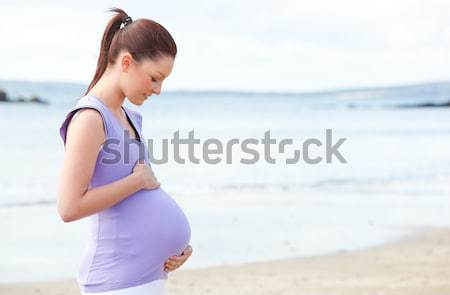 Gravidă femeie frumoasa stomac plajă femei mare Imagine de stoc © wavebreak_media
