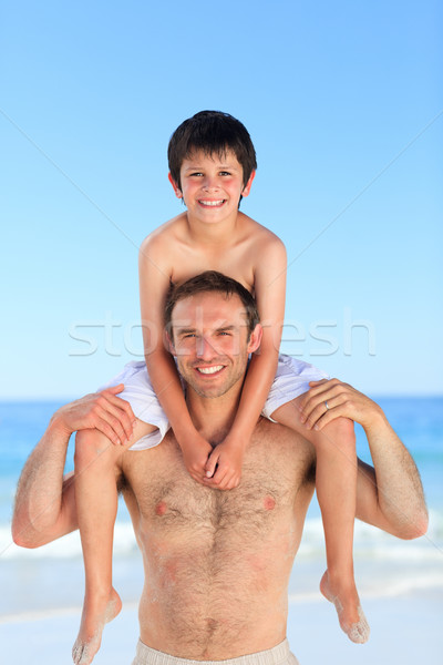 Padre hijo a cuestas playa sonrisa amor Foto stock © wavebreak_media