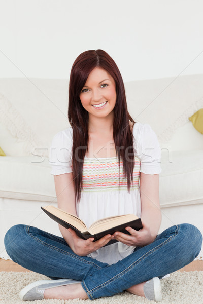 Gyönyörű nő olvas könyv ül kanapé Stock fotó © wavebreak_media