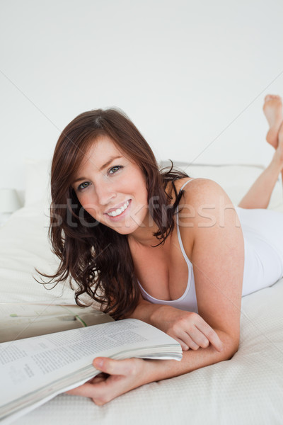 Schönen weiblichen Lesung Magazin Bett Lächeln Stock foto © wavebreak_media