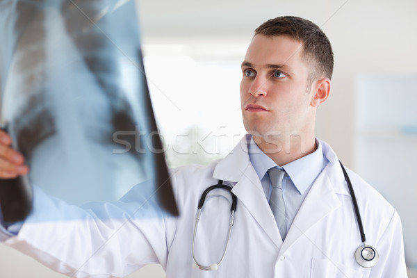 醫生 嚴重 看 X射線 手 醫生 商業照片 © wavebreak_media