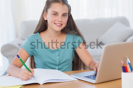 ストックフォト: 笑みを浮かべて · 少女 · 宿題 · キッチン · 学校 · ペン
