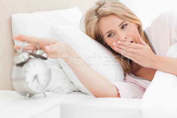 Mujer despertador silencio cama ojos Foto stock © wavebreak_media