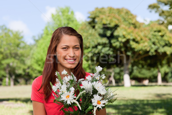 Stock foto: Frau · stehen · hellen · Park · schauen · Kamera