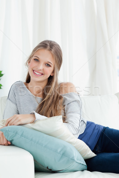 Zâmbitor fată canapea aparat foto acasă Imagine de stoc © wavebreak_media