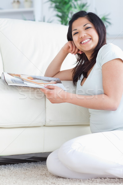 Stockfoto: Glimlachende · vrouw · magazine · woonkamer · boek · venster