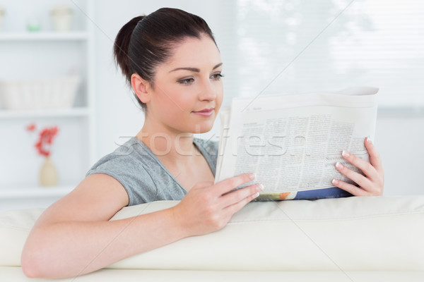 Relajante mujer sesión sofá salón lectura Foto stock © wavebreak_media