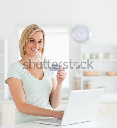 [[stock_photo]]: Homme · exécutif · pointant · carte · vierge · bureau · portrait