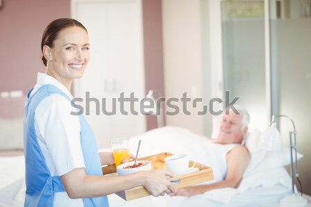Idős nő elvesz reggeli otthon nővér hálószoba Stock fotó © wavebreak_media