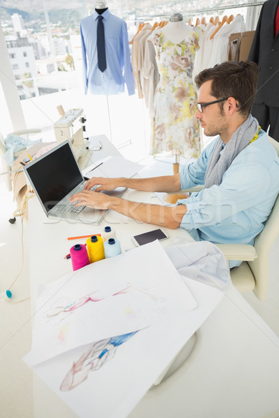Koncentrált fiatal férfi divat designer laptopot használ Stock fotó © wavebreak_media