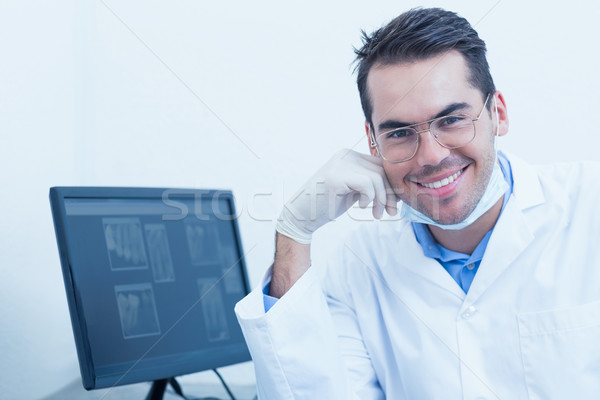 Sonriendo masculina dentista ordenador retrato Foto stock © wavebreak_media