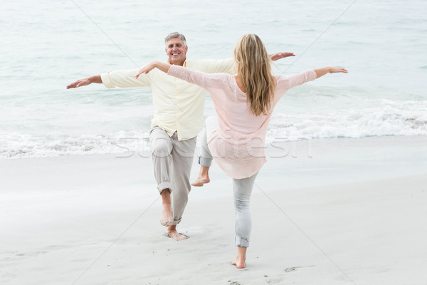 Jeune Couple Pose Pour Un Portrait De Soi à La Plage Rire Et Samuser Lété Ensemble