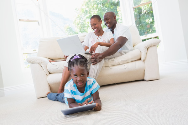 Foto stock: Bastante · casal · usando · laptop · sofá · filha · comprimido