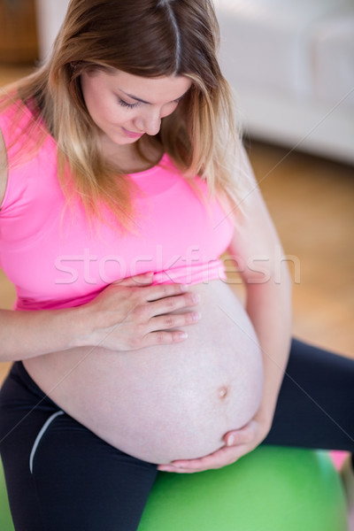 Terhes nő megérint has testmozgás labda nappali Stock fotó © wavebreak_media