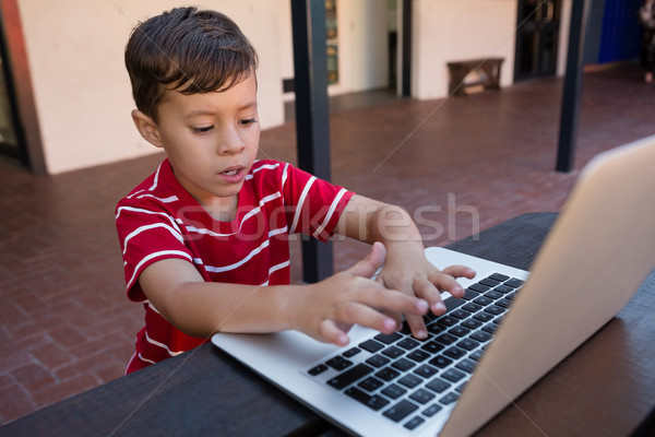 Wysoki widoku chłopca cyfrowe laptop posiedzenia Zdjęcia stock © wavebreak_media