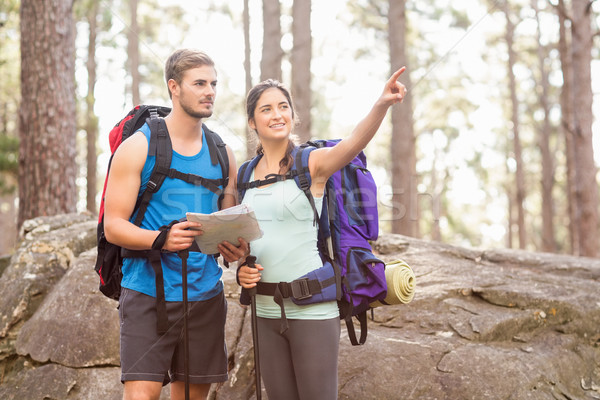 [[stock_photo]]: Jeunes · heureux · regarder · quelque · chose · distance