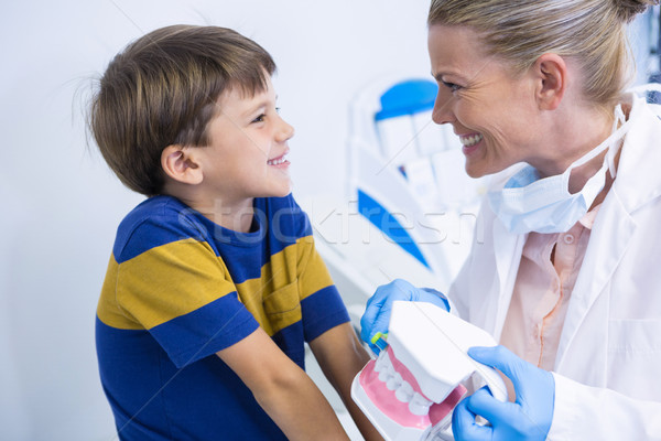 [[stock_photo]]: Heureux · dentiste · dentaires · regarder