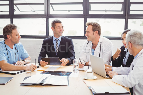 [[stock_photo]]: Médicaux · équipe · salle · de · conférence · réunion · internet · heureux