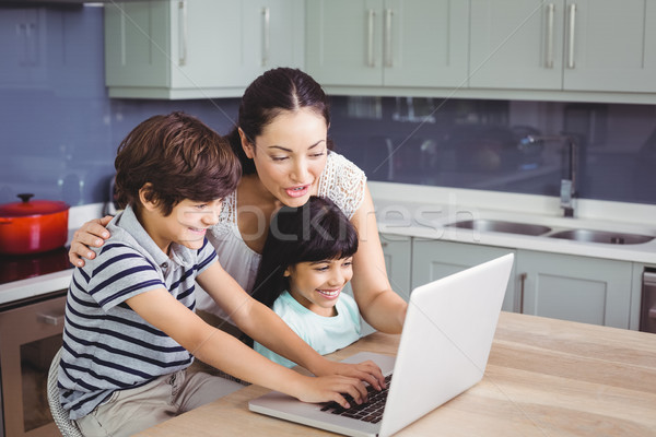 [[stock_photo]]: Souriant · mère · enfants · travail · portable · maison