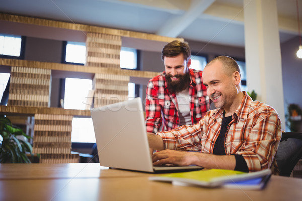 Foto stock: Masculino · colegas · sorridente · discutir · laptop · criador