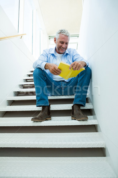 Gülen adam okuma kitap adımlar tam uzunlukta Stok fotoğraf © wavebreak_media
