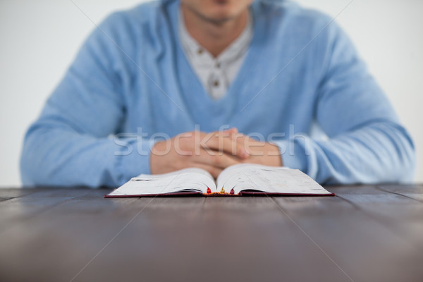 Hombre Biblia sesión escritorio cuaderno diversión Foto stock © wavebreak_media