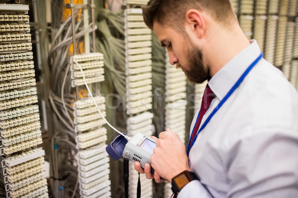 Technicien numérique câble serveur chambre homme [[stock_photo]] © wavebreak_media