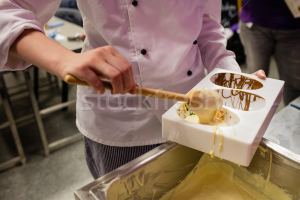 Középső rész munkás tömés csokoládé penész konyha Stock fotó © wavebreak_media