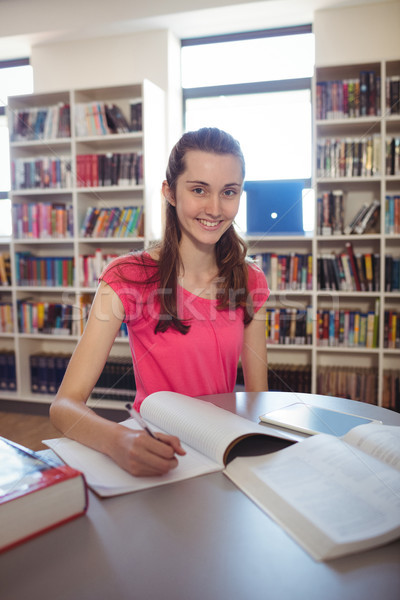 Iskolás lány házi feladat könyvtár iskola portré mosolyog Stock fotó © wavebreak_media