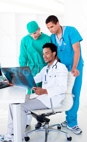 Komoly férfi orvosok néz röntgen kórház Stock fotó © wavebreak_media