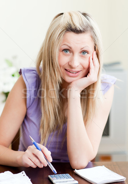 Stockfoto: Portret · vrolijk · vrouw · betalen · woonkamer