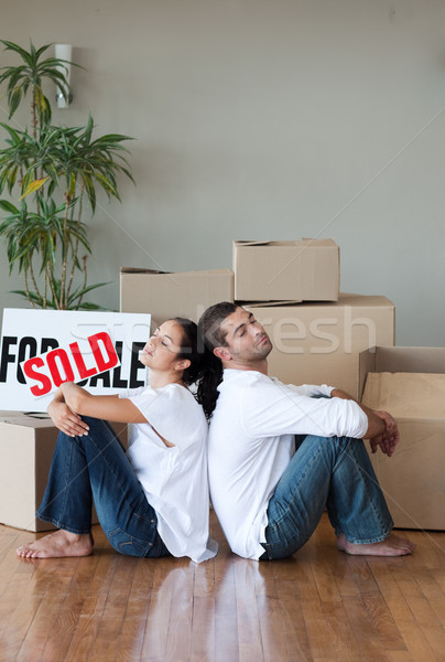 Foto stock: Sorridente · casal · caixas · em · movimento · mulher