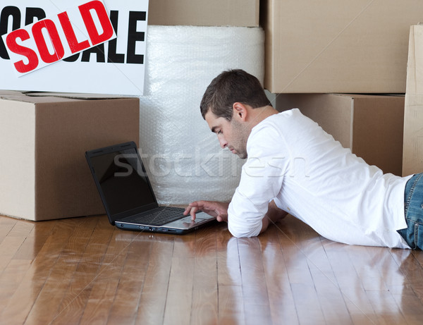 Gülen adam zemin dizüstü bilgisayar kullanıyorsanız ev mutlu Stok fotoğraf © wavebreak_media