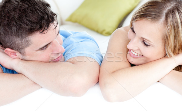 Cuplu uita aparat foto canapea acasă zâmbet Imagine de stoc © wavebreak_media