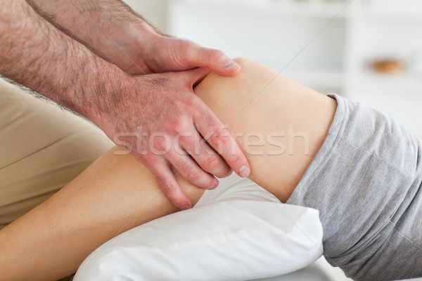 Stockfoto: Man · knie · kamer · hand · arts