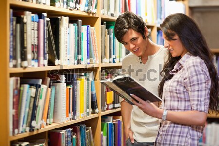 Studenţi lectură în picioare in sus bibliotecă carte Imagine de stoc © wavebreak_media