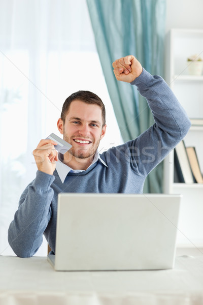 Jeune homme ligne enchères ordinateur internet heureux Photo stock © wavebreak_media