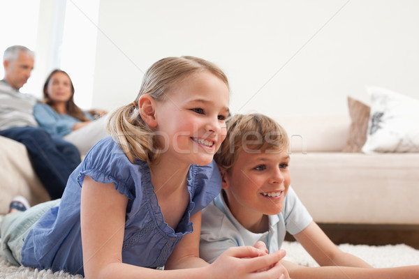 Stock fotó: Testvérek · játszik · videojátékok · szülők · néz · nappali