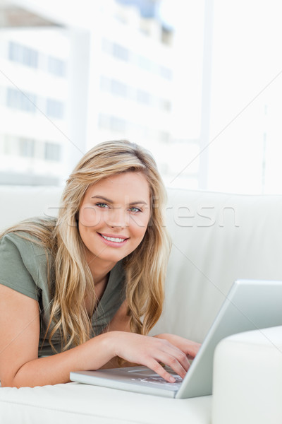 Stock foto: Erschossen · Frau · Laptop · lächelt · Aussehen